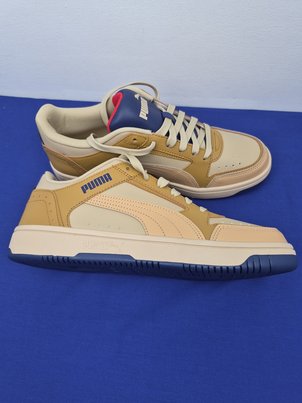 Puma classic sneakers Men's sz 9 daily wear with Navy Accents
